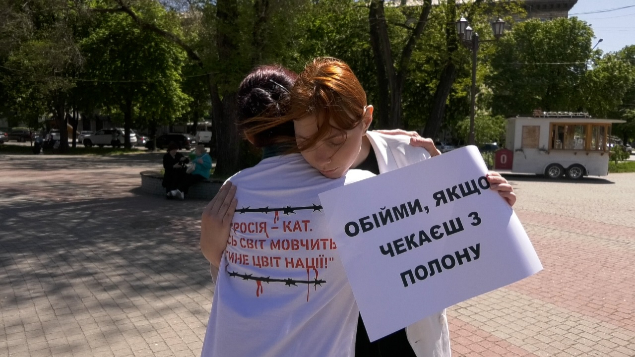 На флешмобі “Обійми, якщо чекаєш з полону” згадали полонених журналістів з Мелітополя