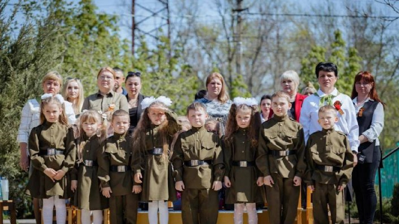 В окупованому Мелітополі дитсадківців одягли у військову форму: як дітей перетворюють на інструмент пропаганди війни