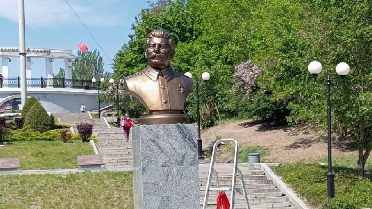 Реваншизм та культ особистості: у тимчасово окупованому Мелітополі росіяни встановили пам'ятник Сталіну