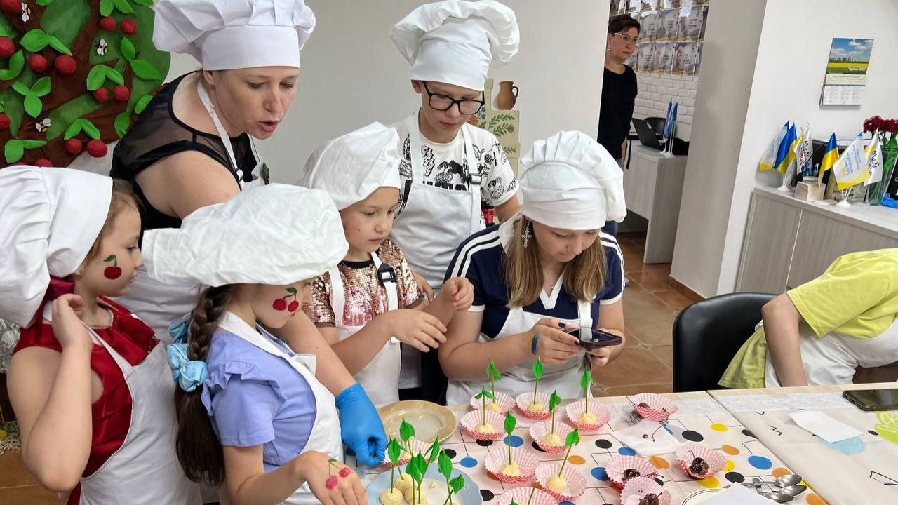Мелітопольці у Дніпрі відзначили «ЧерешнЕво!» — разом готували вареники з черешнею