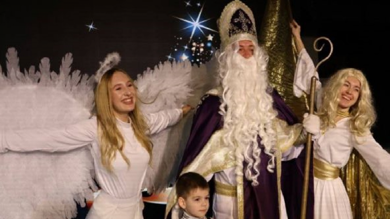 «Святий Миколай для своїх»: у Запоріжжі переселенцям із Мелітопольського району влаштували свято з подарунками