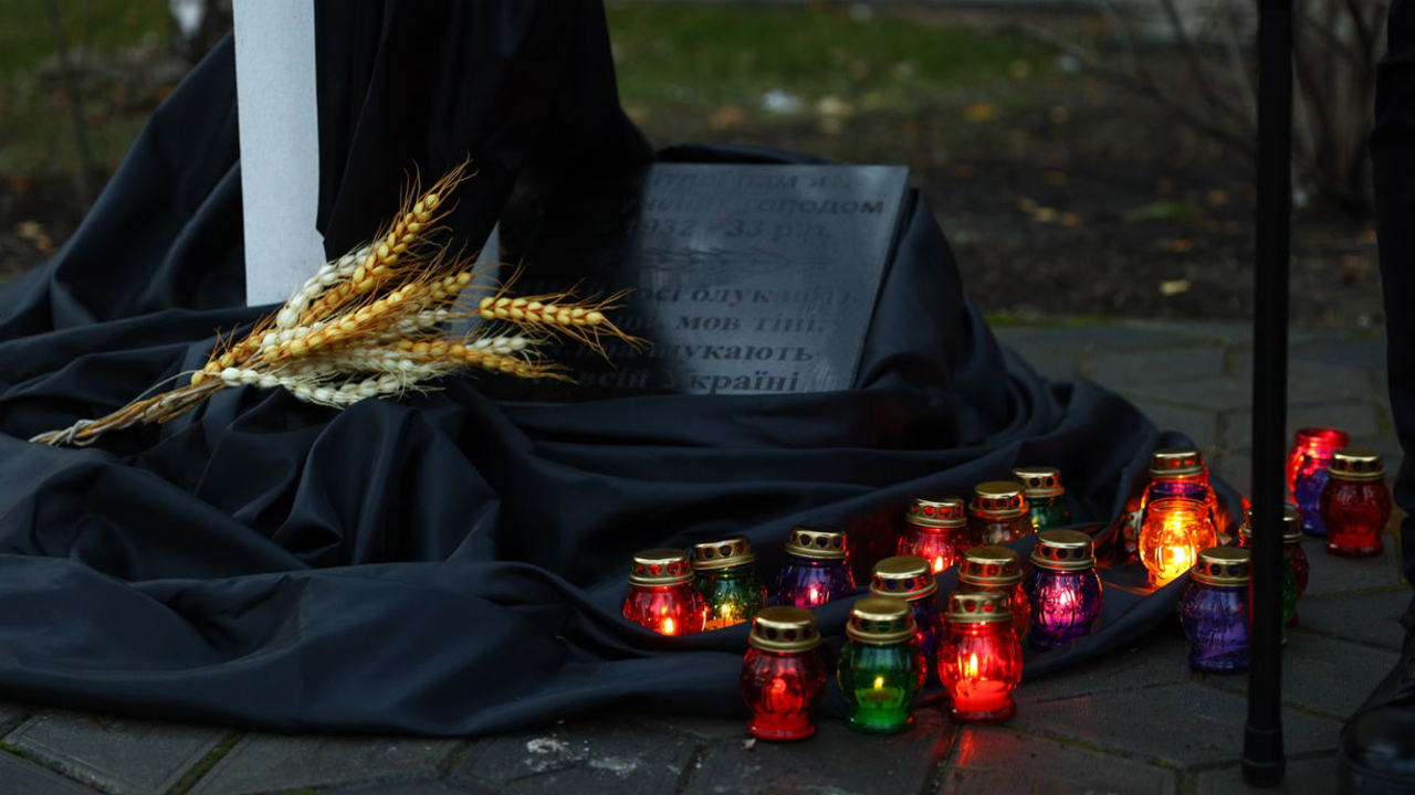 В Мелітополі відбулась церемонія покладання квітів до Дня пам’яті жертв голодоморів