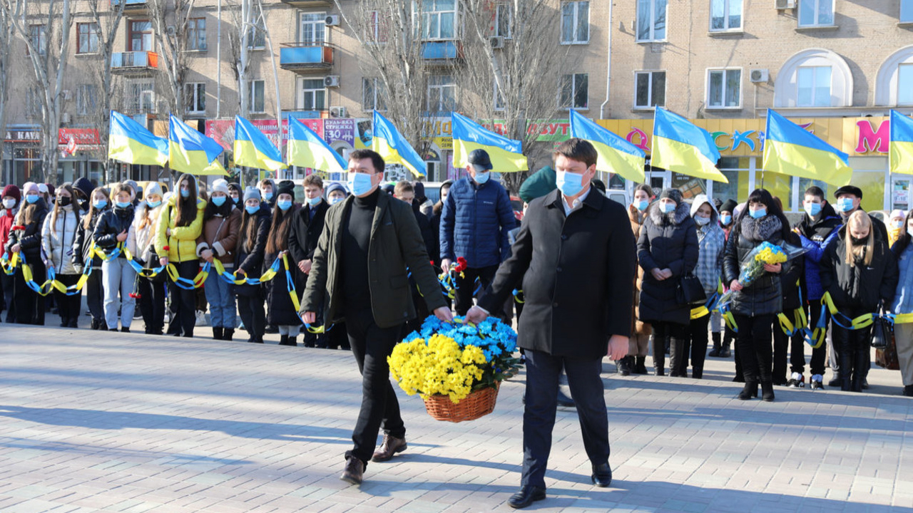 Мелітополь відзначає День Соборності України: головну площу міста охопила стрічка єднання