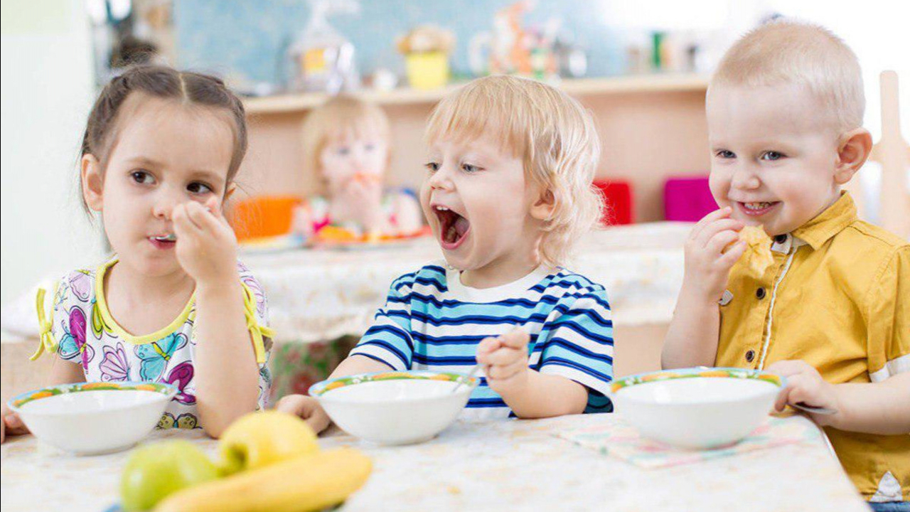 Чотиритижневе меню у дитячих садках: малюки вподобали фіш-боли та рожеві сирники з морквою
