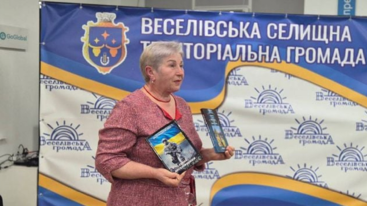 Депортована з Мелітопольщини вчителька видала у Запоріжжі книгу “Герої Веселівщини” з історіями загиблих воїнів 