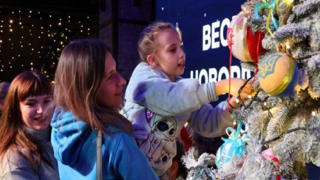 У Запоріжжі презентували унікальну “вишиту ялинку” з 200 вишитими новорічними іграшками та згадкою Мелітополя