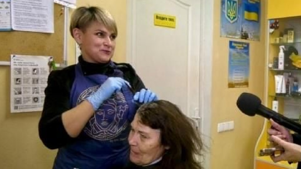 Змінила професію у 45: у Запоріжжі працює “фабрика краси” для переселенців із Мелітополя та інших громад