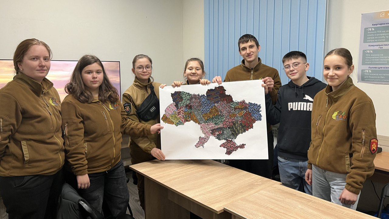 У Запоріжжі до Дня Соборності України відбулася пазл-акція «Жива нитка традицій»