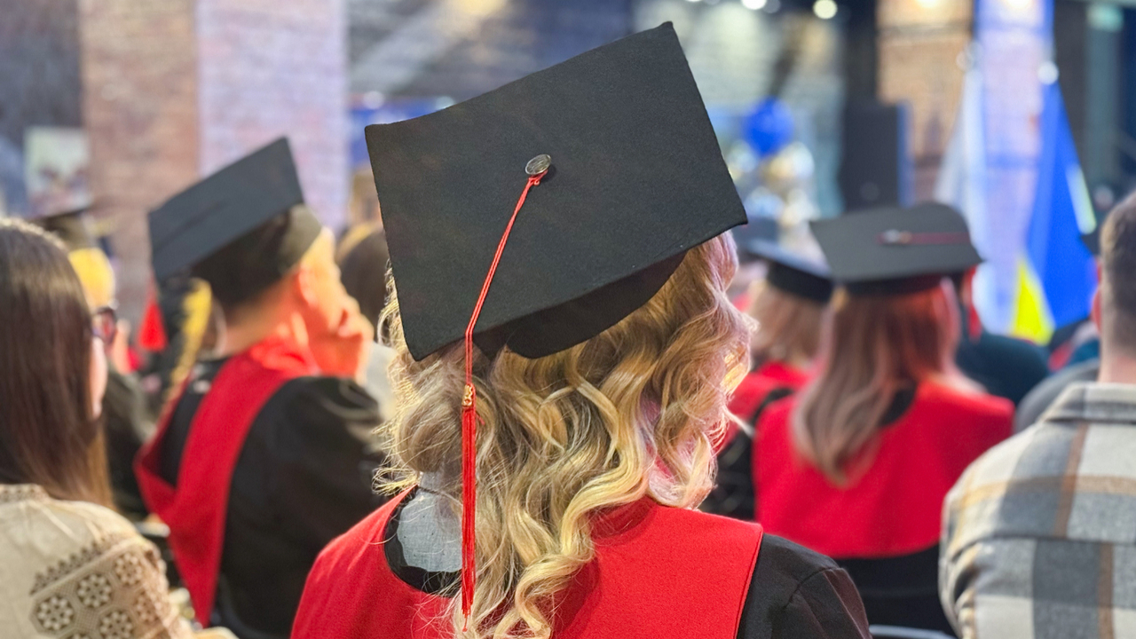 МДПУ випустив нове покоління фахівців: у Запоріжжі вручили магістерські дипломи