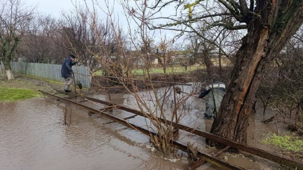 На Мелітопольщині приватні будинки йдуть під воду: двори та підвали затоплено