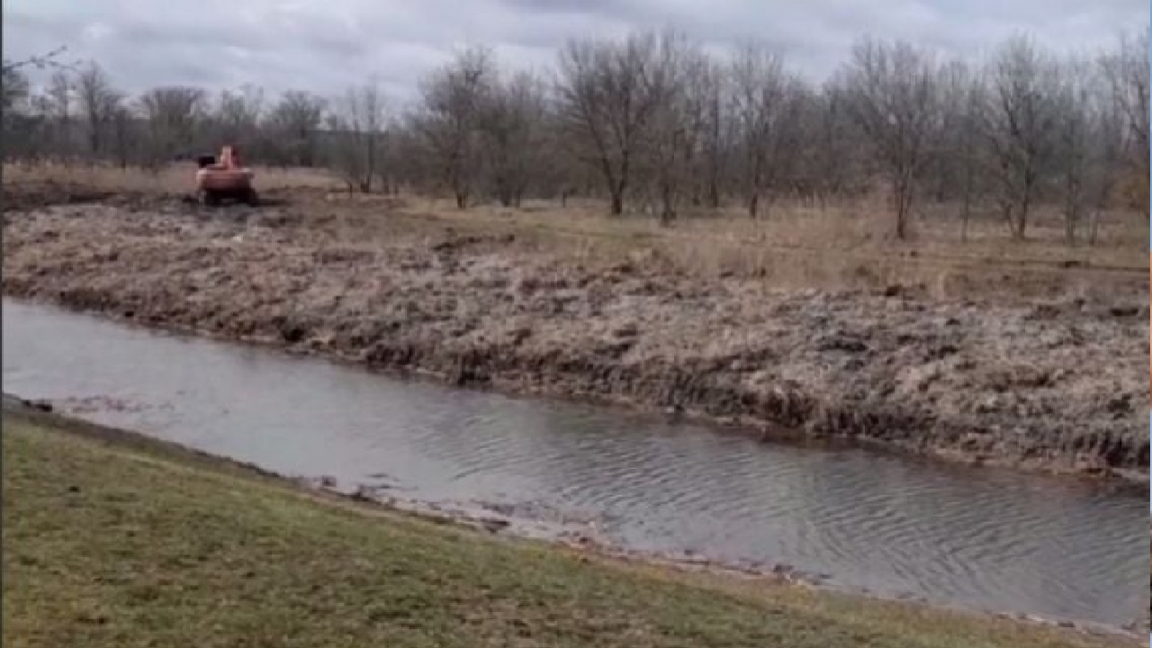 Бруд вигребли, вода не з&rsquo;явилася: під Мелітополем окупанти знову &laquo;чистять&raquo; річку Молочну 