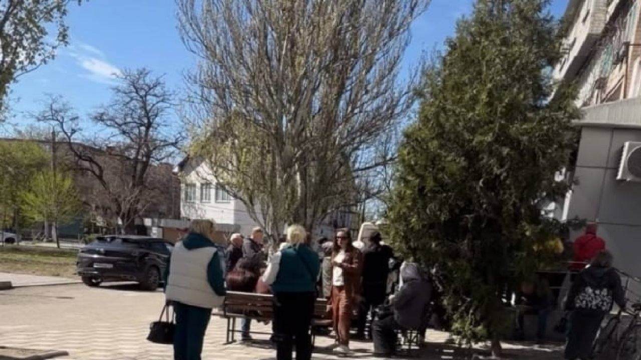 Жителі окупованого Мелітополя вже котрий день штурмують банки &mdash; що сталося