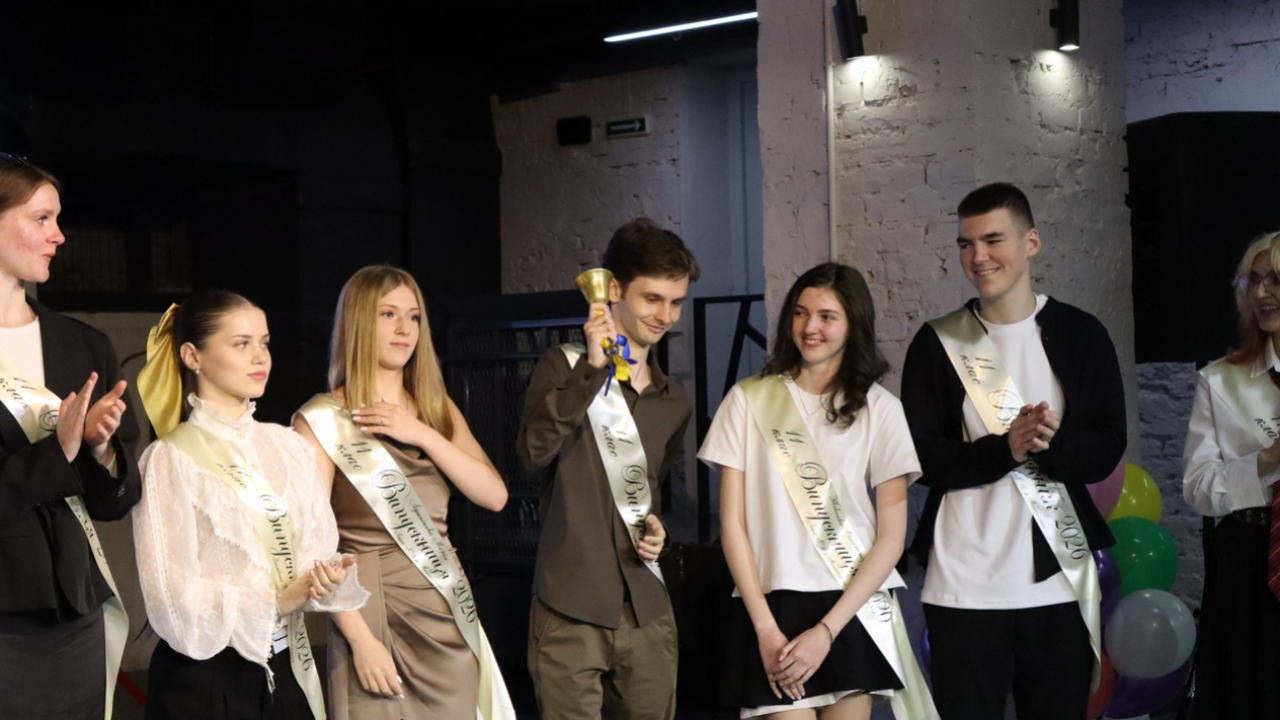  Одна родина &ndash; два формати: як мелітопольські школярі зустріли Останній дзвоник 